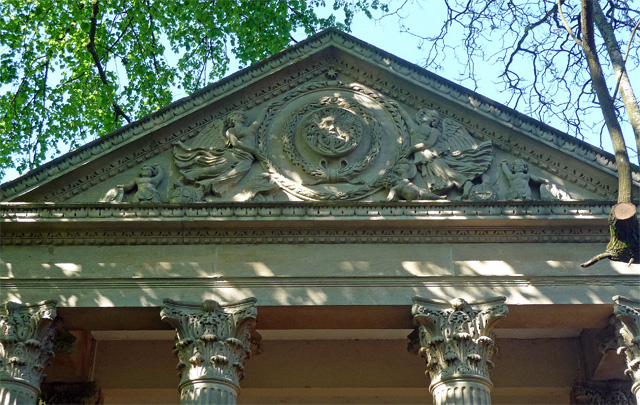 Detail_of_Minervas_Temple,_Sydney_Gardens,_Bath_(geograph_3829602)